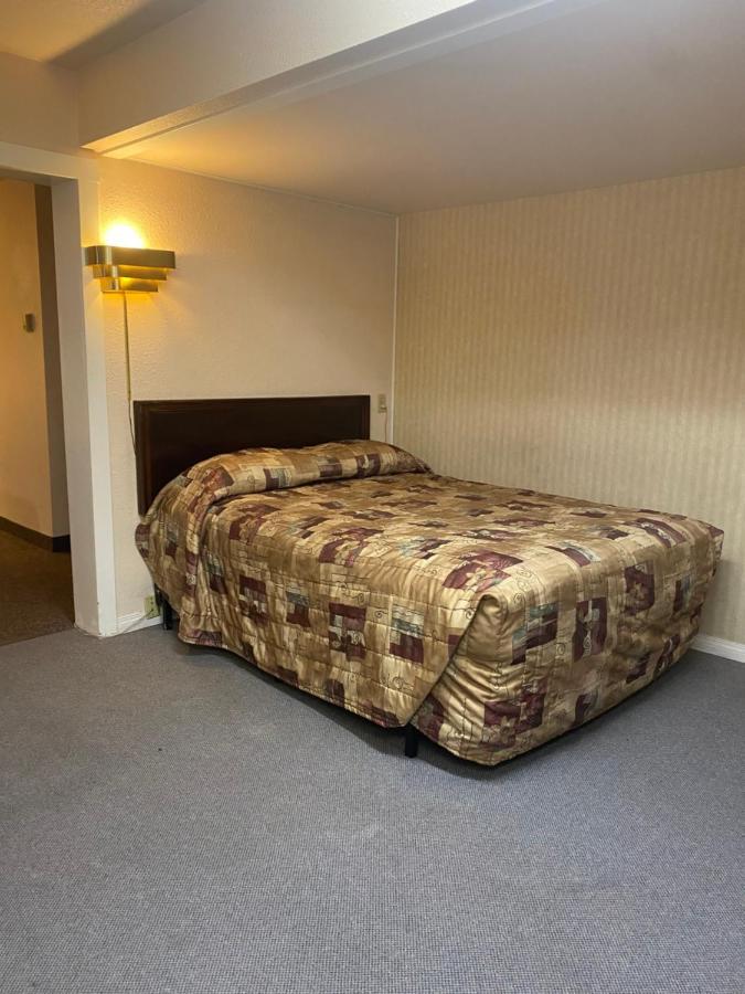 Chinook Motel Lethbridge Exterior photo